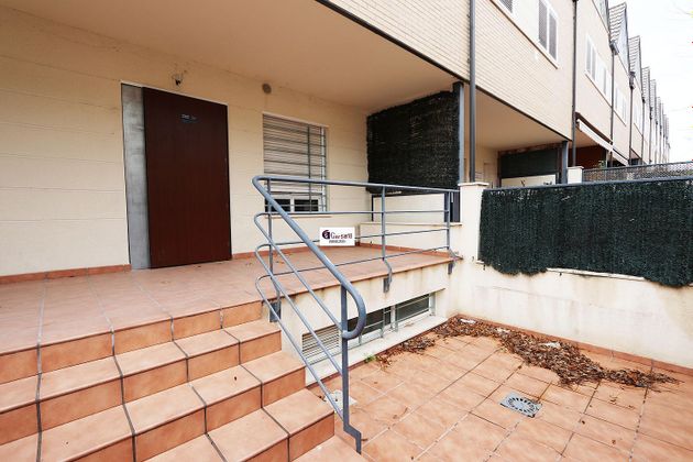Foto 2 de Casa adossada en venda a calle Republica Dominicana de 4 habitacions amb terrassa i piscina