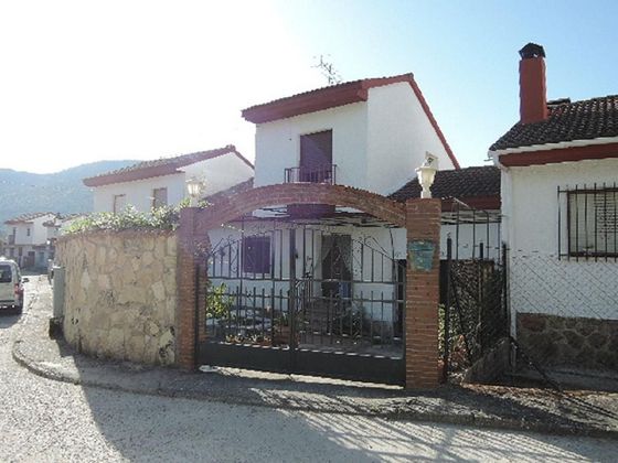 Foto 2 de Casa adossada en venda a calle Escarabajosa de 4 habitacions amb terrassa i piscina