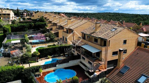 Foto 1 de Casa adosada en venta en Los Peñascales de 4 habitaciones con terraza y piscina