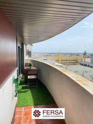 Foto 1 de Venta de piso en Centro - Puerto de Santa María (El) de 2 habitaciones con terraza y piscina