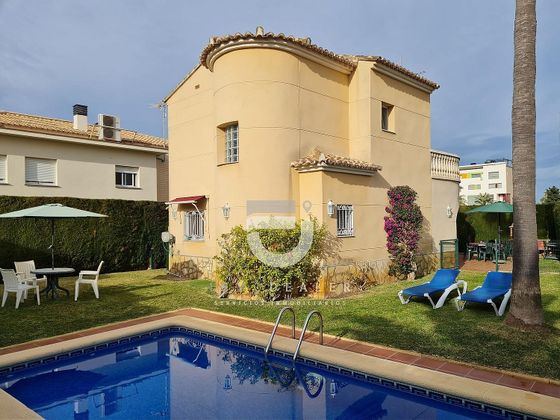 Foto 1 de Casa en venda a Oliva Nova de 3 habitacions amb piscina i jardí