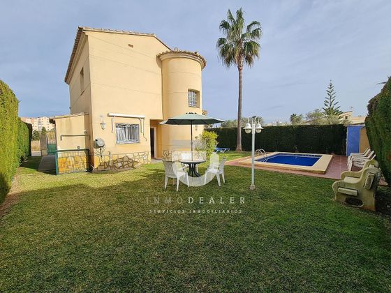 Foto 2 de Casa en venda a Oliva Nova de 3 habitacions amb piscina i jardí