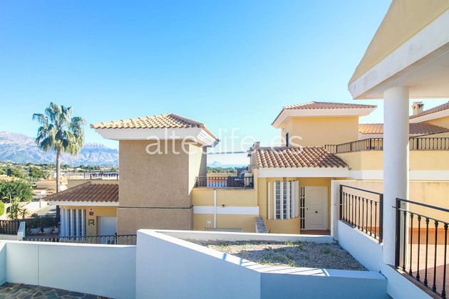 Foto 1 de Casa adossada en venda a Alfaz del Pi Pueblo-Urbanizaciones de 5 habitacions amb terrassa i piscina