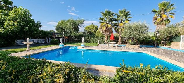 Foto 2 de Venta de chalet en Pedralba de 6 habitaciones con terraza y piscina