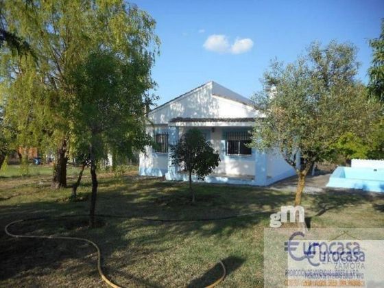Foto 1 de Casa rural en venda a Corrales de 3 habitacions amb piscina
