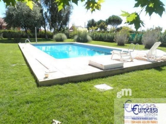 Foto 1 de Xalet en venda a Villaralbo de 4 habitacions amb piscina i jardí