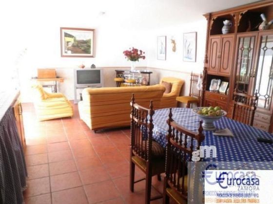 Foto 2 de Chalet en venta en Villaralbo de 4 habitaciones con piscina y jardín