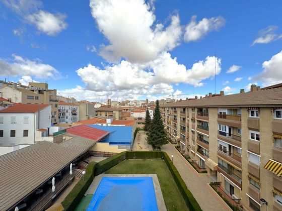 Foto 2 de Venta de piso en Feria de 3 habitaciones con terraza y piscina