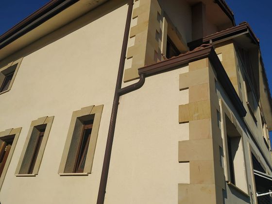 Foto 1 de Casa adossada en venda a Ampuero de 3 habitacions amb terrassa i piscina