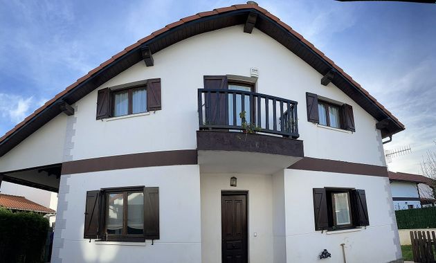Foto 1 de Casa en venda a Arnuero de 3 habitacions amb garatge i jardí