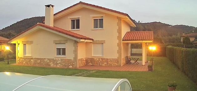Foto 1 de Chalet en venta en Bárcena de Cicero de 4 habitaciones con terraza y piscina
