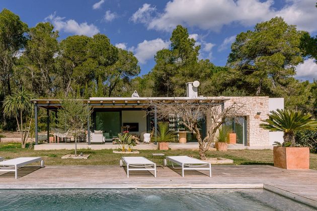 Foto 1 de Chalet en venta en Sant Joan de Labritja de 3 habitaciones con terraza y piscina