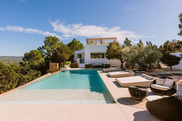 Foto 1 de Chalet en venta en Sant Joan de Labritja de 6 habitaciones con terraza y piscina
