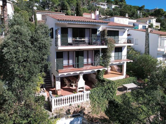 Foto 2 de Casa adossada en venda a calle De la Marina de 3 habitacions amb terrassa i jardí