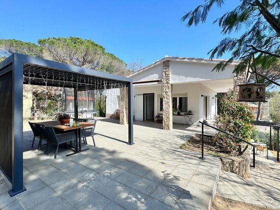 Foto 2 de Xalet en venda a calle Camèlia de 4 habitacions amb terrassa i piscina