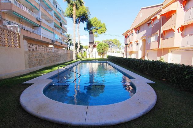 Foto 1 de Casa adosada en venta en calle Barselona de 5 habitaciones con terraza y piscina