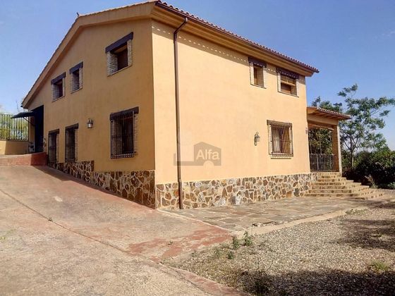 Foto 1 de Casa en venda a Serradilla de 4 habitacions amb piscina i garatge