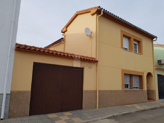 Foto 1 de Casa adossada en venda a Alagón del Río de 5 habitacions amb jardí i aire acondicionat
