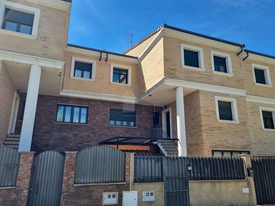 Foto 1 de Casa en venda a Plasencia de 3 habitacions amb terrassa i garatge