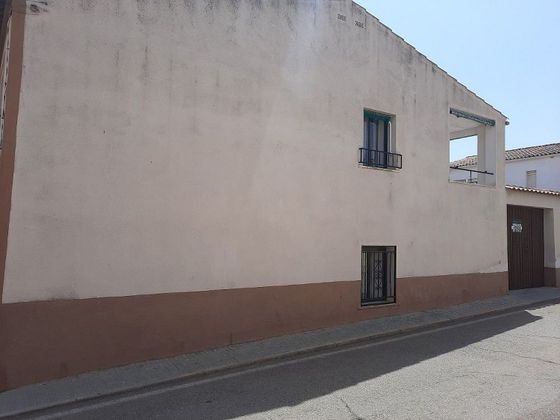 Foto 2 de Casa adosada en venta en calle Cervantes de 4 habitaciones con terraza