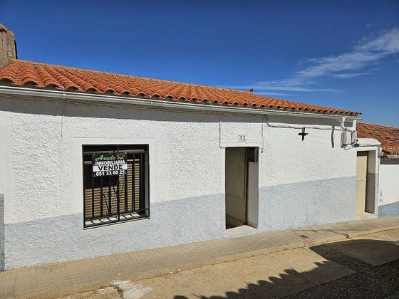 Foto 1 de Casa adossada en venda a calle Calvario de 2 habitacions amb jardí