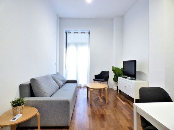 Foto 1 de Pis en lloguer a Centro - Alicante de 1 habitació amb mobles i balcó