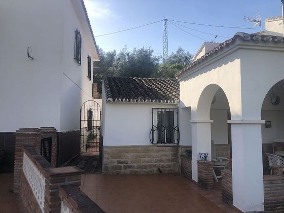 Foto 2 de Casa rural en venda a Alcaucín de 11 habitacions amb terrassa i jardí