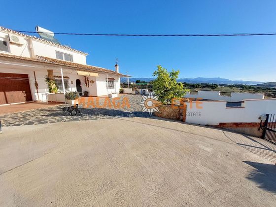 Foto 2 de Casa en venda a Benajarafe – Almayate de 4 habitacions amb terrassa i garatge