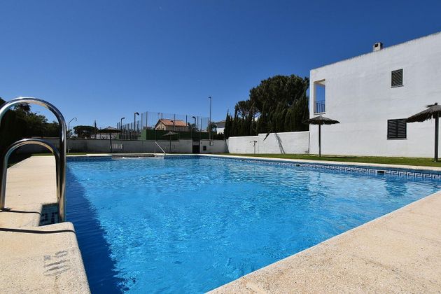 Foto 1 de Casa adosada en venta en Sancti Petri - La Barrosa de 4 habitaciones con terraza y piscina