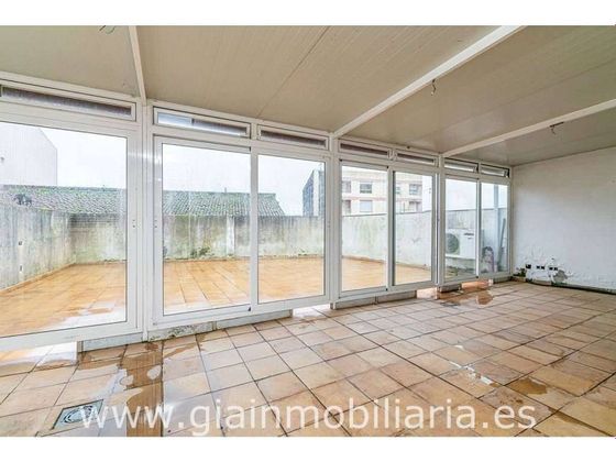 Foto 2 de Pis en venda a calle Álvaro Cunqueiro de 3 habitacions amb terrassa i balcó