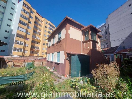 Foto 1 de Chalet en venta en Travesía de Vigo - San Xoán de 4 habitaciones con terraza y jardín