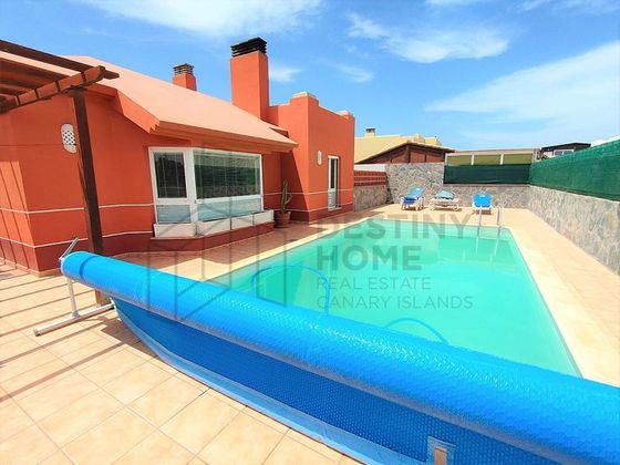 Foto 1 de Venta de chalet en calle Avutarda de 4 habitaciones con terraza y piscina