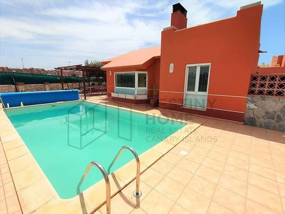 Foto 2 de Venta de chalet en calle Avutarda de 4 habitaciones con terraza y piscina