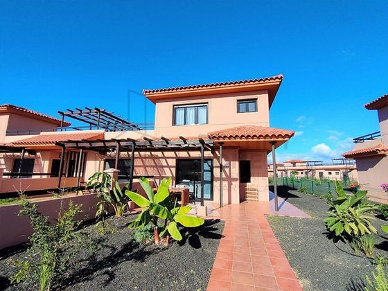 Foto 1 de Casa adosada en venta en Majanicho de 2 habitaciones con terraza y piscina