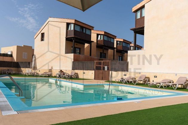 Foto 1 de Venta de piso en Corralejo de 4 habitaciones con terraza y piscina