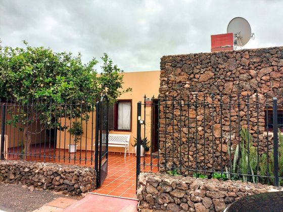 Foto 2 de Venta de chalet en Corralejo de 2 habitaciones con terraza y piscina