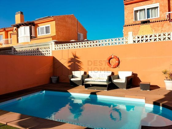 Foto 2 de Venta de chalet en Corralejo de 4 habitaciones con piscina y jardín