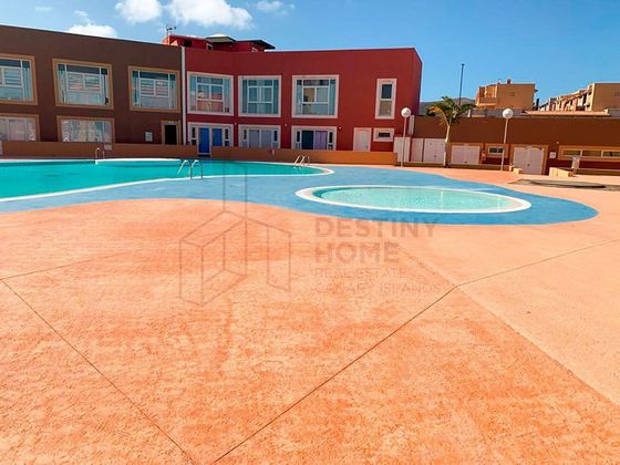 Foto 2 de Venta de piso en Corralejo de 3 habitaciones con terraza y piscina
