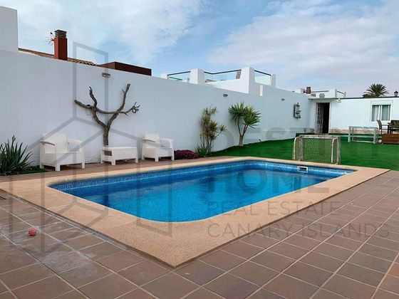 Foto 1 de Xalet en venda a Caleta de Fuste de 4 habitacions amb terrassa i piscina