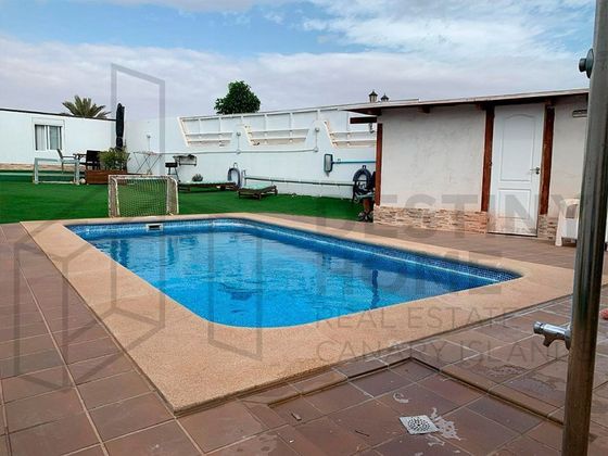 Foto 2 de Xalet en venda a Caleta de Fuste de 4 habitacions amb terrassa i piscina