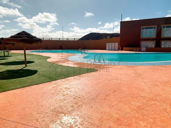 Foto 1 de Venta de dúplex en Corralejo de 3 habitaciones con terraza y piscina