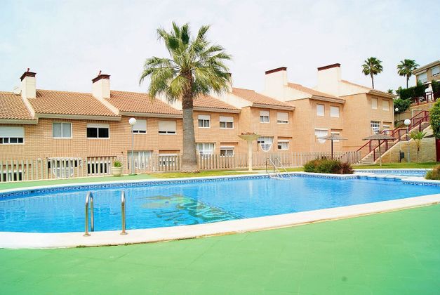 Foto 1 de Casa adosada en venta en Cabo de las Huertas de 3 habitaciones con terraza y piscina