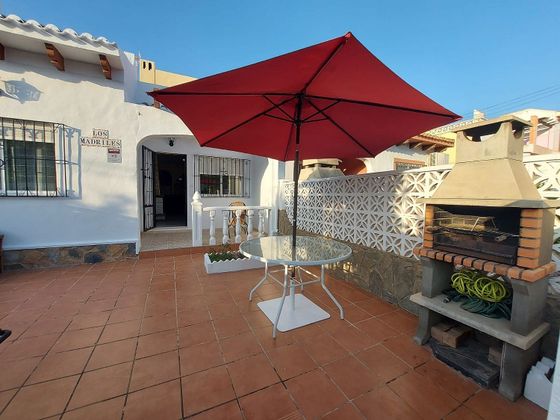Foto 1 de Casa adossada en venda a Orihuela ciudad de 3 habitacions amb terrassa i piscina