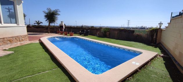Foto 2 de Chalet en venta en calle De la Menta de 3 habitaciones con terraza y piscina