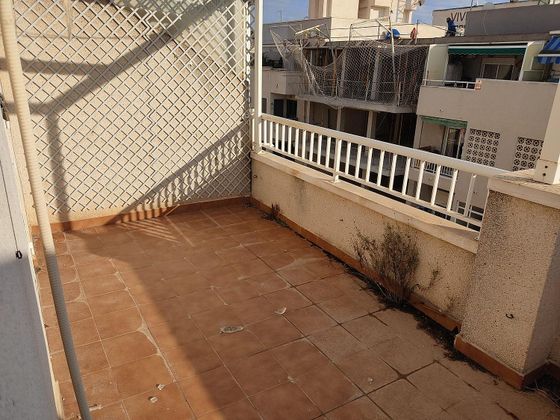Foto 1 de Àtic en venda a Centro - Torrevieja de 2 habitacions amb terrassa i piscina