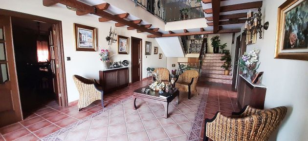 Foto 1 de Chalet en venta en Guardia de Jaén (La) de 5 habitaciones con terraza y piscina