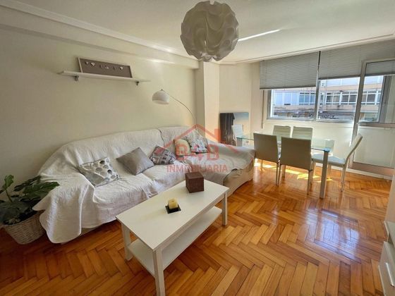 Foto 1 de Alquiler de piso en Praza España - Casablanca de 3 habitaciones con terraza y muebles