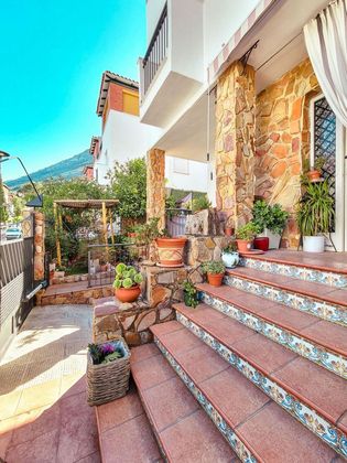 Foto 2 de Casa adossada en venda a Jaén de 4 habitacions amb terrassa i piscina