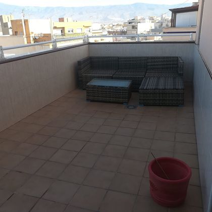 Foto 2 de Alquiler de ático en Roquetas Centro de 1 habitación con terraza y piscina