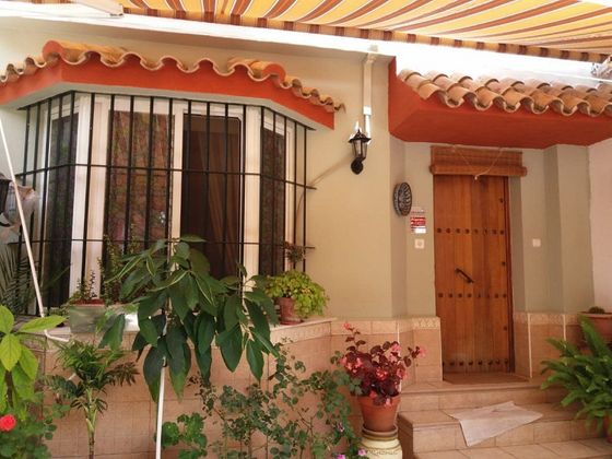Foto 1 de Casa adosada en venta en Este-Delicias de 3 habitaciones con piscina y aire acondicionado